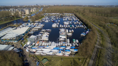 Winterstalling buiten op de wal