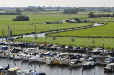 Ligplaats in Warmond tegen Sassenheim aan