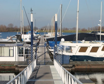 Winterstalling buiten aan de Zandmeren / Maas - Van Gent Watersport Kerkdriel