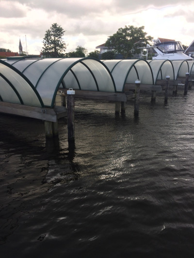 Ligplaats in Kudelstaart 9,5 x 3,6 meter. Overdekte ligplaats direct aan de Westeinderplassen